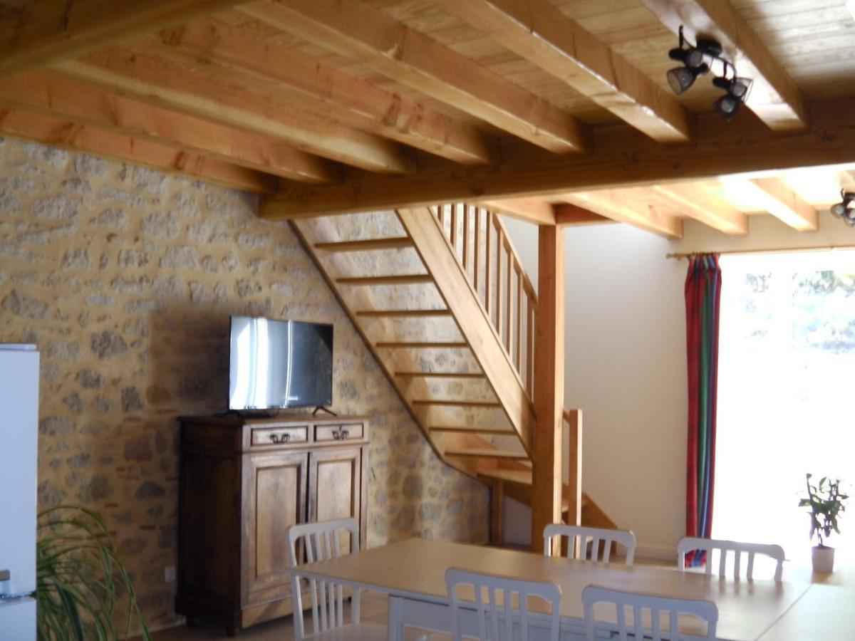 Location Meublee Au Milieu D'Un Ecrin De Verdure Aux Vieux Fours Noaillac Bagian luar foto